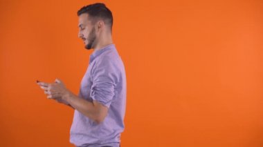Genç dövmeli bir adam, aile üyesini ya da arkadaşını arayıp öpücükler yolluyor. Çevrimiçi sohbet kavramı