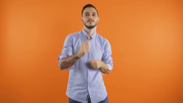 Gömlekli genç adam mutlu bir şekilde dans ediyor parmaklarını şaklatıyor ve kollarını sallıyor. Mutlu, pozitif erkek dans konsepti — Stok video