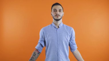 Gündelik giysiler içinde dua ederken gözleri kapalı duran genç bir adam. Bir şeyin olmasını dile konsept.