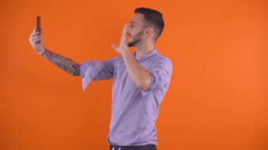 Genç adamın karısını arayıp öpücük konsepti göndermesi. Yurt dışı bağlantı kavramı