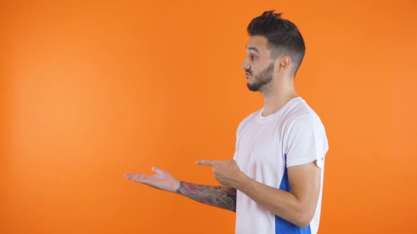 Überraschter Fußballfan zeigt Produkt oder macht perfekte Geste mit der Hand — Stockvideo