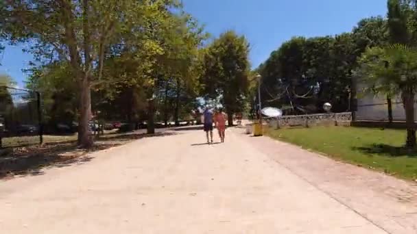 Varna, Bulgaria - 09 08 2020: Hyperlapse of tourist walking through park and entering beach line in Varna, Bulgaria — Stock Video