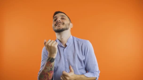 Un joven en camisa bailando lento. Sonriente hombre bailando concepto — Vídeos de Stock