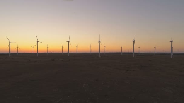Windturbines silhouetten tegen zonsondergang aan de Zwarte Zeekust — Stockvideo