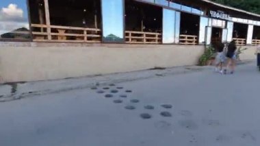 Varna, Bulgaristan - 09 08 2020: Restoranlar, sahil mağazaları ve yayaların bulunduğu Varna Sahili Geçidi