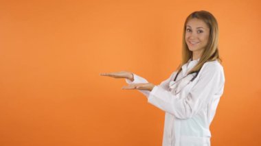 Beyaz önlüklü güzel bayan doktor solda bir ürün sunuyor. Reklam kavramı