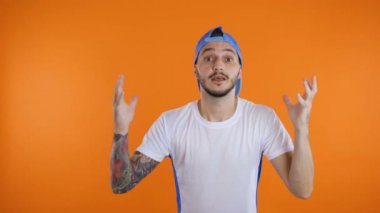 Bağıran duygusal hayran futbol maçı izlerken tezahürat yapıyor. Perişan bir taraftar takımını kaybediyor.