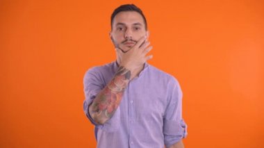 Genç bir adam, ofis çalışanı ya da öğrenci Chin 'e dokunmayı düşünüp başını çeviriyor. Düşünüyorum, merak ediyorum.