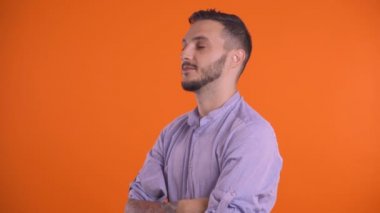 Yakışıklı adamın flört edişini yakından çek, elinle uçan öpücük gönder.