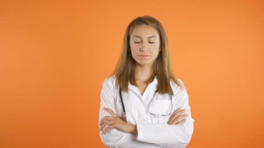 Laboratuvar önlüğü ve steteskop giyen kendinden emin ve çok ciddi bir tıp uzmanının portresi.