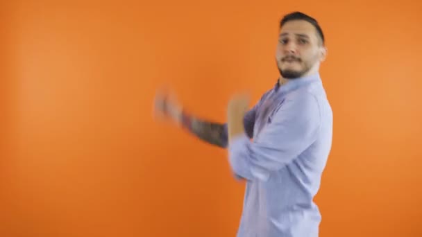 Hombre hiperenergético sonriendo y bailando, agitando los brazos muy rápido — Vídeos de Stock