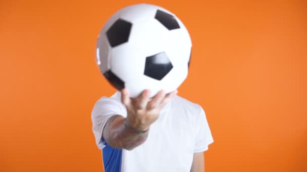 Aficionado al fútbol tatuado o jugador con bola infont de su cara — Vídeos de Stock