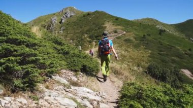 Bulgaristan 'da dağ yürüyüşü macerasında olan genç adam, Balkan Dağı