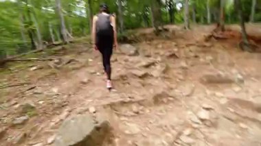 Pov-time-lapse veya hyperlapse. Yoğun ormanda genç bayan yürüyüşçüyü takip ediyor. 