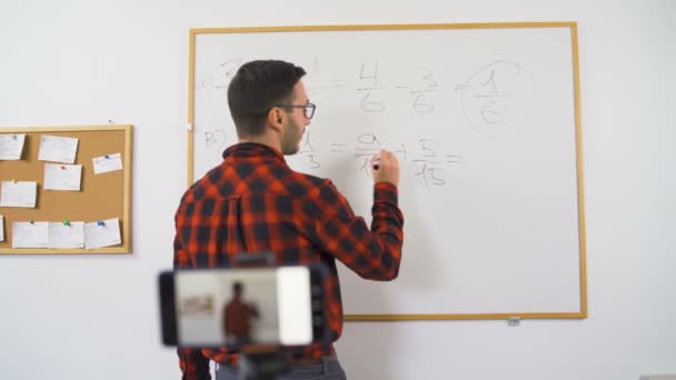 Europeo giovane insegnante dando on-line lezione di matematica chiamata video conferenza elearning — Video Stock