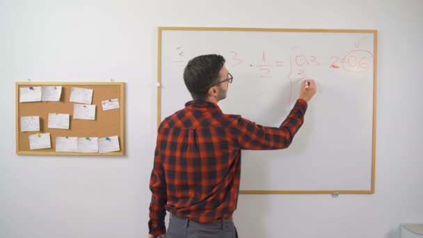 Вчитель математики викладає дистанційно онлайн — стокове відео