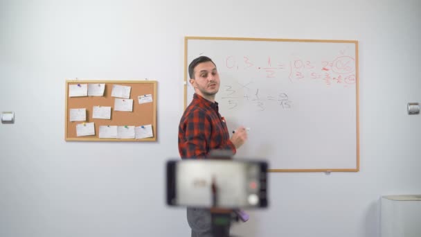 Онлайн учитель математики в красной рубашке livestreame — стоковое видео