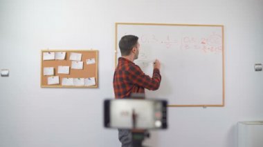Avrupalı genç öğretmen çevrimiçi Canlı Matematik Öğretmenliği Kamerada Konuşuyor