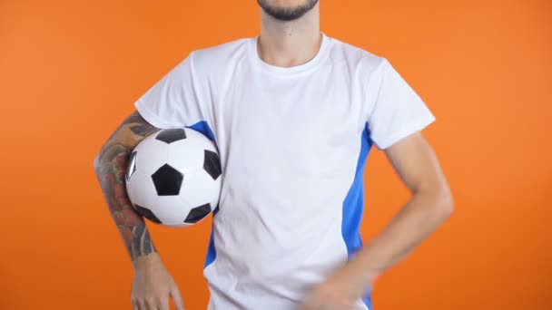 Joueur de football attrape le ballon isolé sur un terrain noir orange — Video