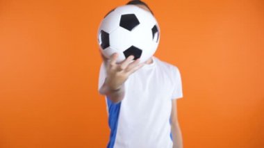  Futbol topu beyaz mavi tişörtlü futbol fanatiğinin yazı tipiyle gülümsüyor ve başarıyor 