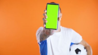 Mutlu futbol fanatiğinin top fontuyla yeşil ekran telefonu