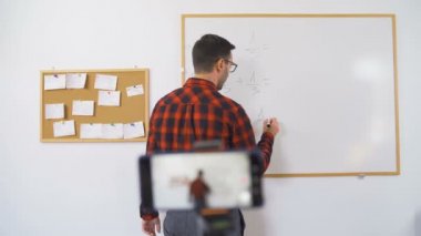  Matematik profesörü e-öğrenim öğrencileri ve öğrencileri için çevrimiçi ders düzenliyor