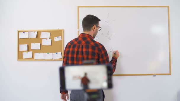 Profesor matematyki prowadzący zajęcia online dla dzieci i studentów szkół e-learningowych — Wideo stockowe