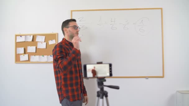 Professor de matemática em casa, olhando e falando diretamente para a câmera durante a sessão de sala de aula on-line — Vídeo de Stock