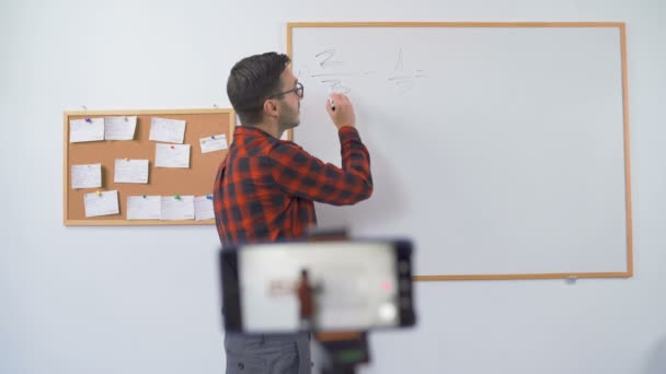 Bulgaro insegnante di matematica durante una classe online, parlando con la fotocamera in diretta streaming — Video Stock