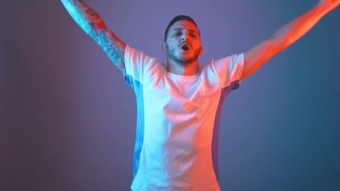 Çılgın futbol taraftarı ağır çekimde gol atmayı kutluyor.