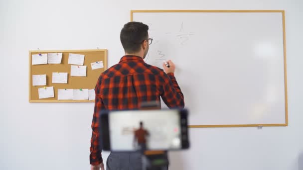 Учитель мужского пола в Болгарской школе, работающий на дому преподавателем математики онлайн — стоковое видео