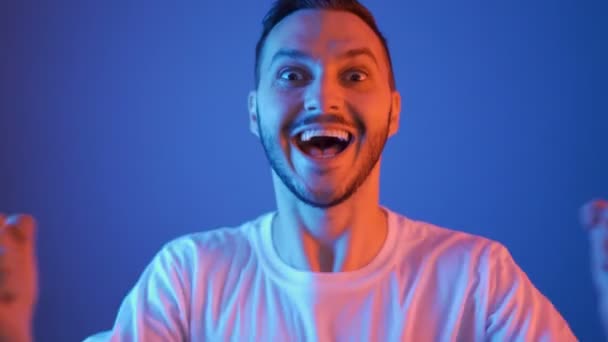 Retrato de fanático loco del fútbol en camisa blanca celebrando anotar un concepto de gol — Vídeos de Stock