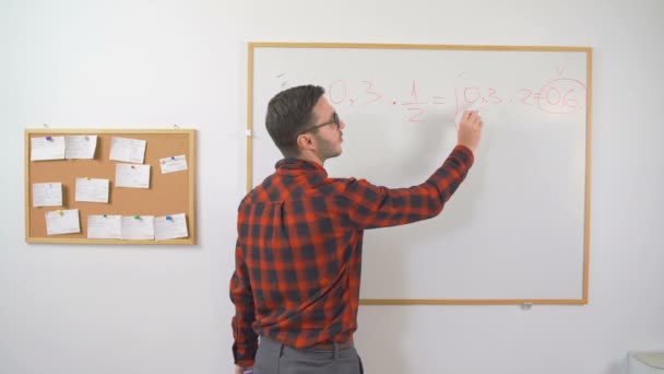 Giovane insegnante che lavora a casa insegnando matematica online. — Video Stock