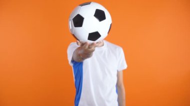 Futbol fanatiği ya da suratında top olan bir oyuncu.