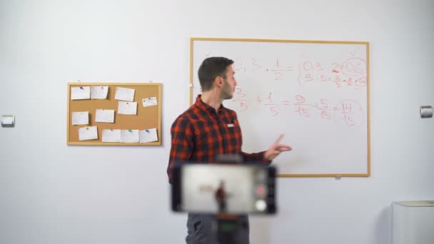 Young Male Math Teacher doet online lessen live streaming naar de klas tijdens quarantaine — Stockvideo
