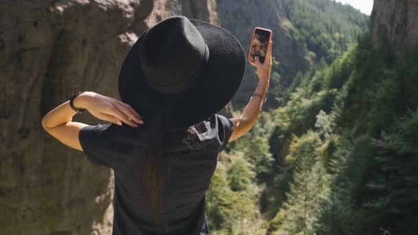 Bedårande flicka som tar selfie i Trigrad, Shiroka Laka, Bulgarien — Stockvideo
