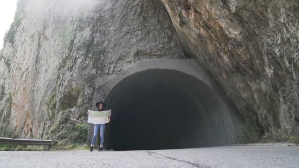 Förlorad resa flicka i typsnitt av tunnel i Trigrad.Bulgarisk semester i Europa — Stockvideo