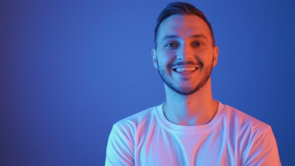 Vermelho e azul estúdio retrato de sorrindo jogador de futebol em camisa branca — Vídeo de Stock