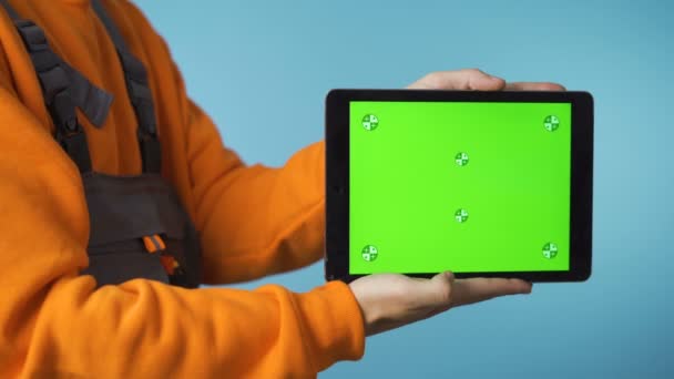 Mechanik z zielonym ekranem tabletki w ręku — Wideo stockowe