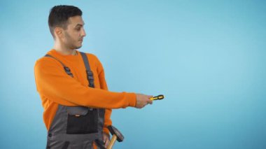 Tamirci enstrüman verir ve gülümser. 