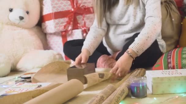 Preciosa mujer embarazada envolviendo regalos de Navidad — Vídeos de Stock