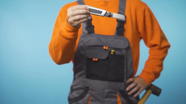 Blurred handyman give you mock-up knife blue background — Stock Video