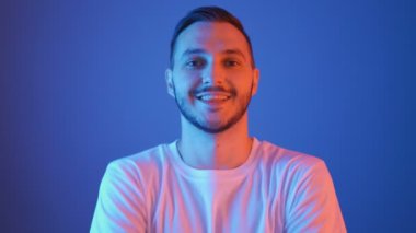 Kırmızı ve mavi ışıklarla gülümseyen futbol fanatiğinin portresi