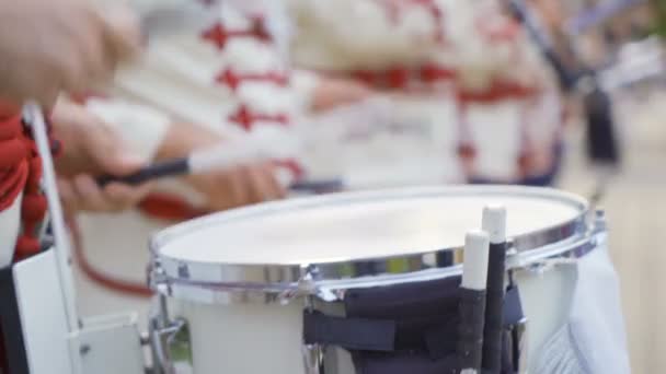 Fechar tiro de baterista da Guarda Nacional homens mãos banda de bronze — Vídeo de Stock