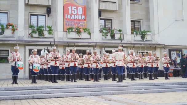 Trojan, Bulgarien-19 09 2020: Blaskapelle der Nationalgarde mit traditionellen Uniformen spielt bei großer Festparade — Stockvideo