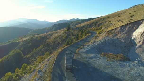 Luchtfoto van een houten vrachtwagen rijden een bergweg — Stockvideo