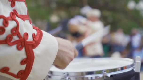 Guarda Nacional homens banda de bronze marcha com uniformes oficiais tocando tambor marchando — Vídeo de Stock