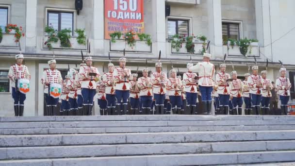 Троян, Болгария-20 09 2020: Национальный гвардейский мужской духовой оркестр в традиционной форме играет на большом праздничном параде — стоковое видео