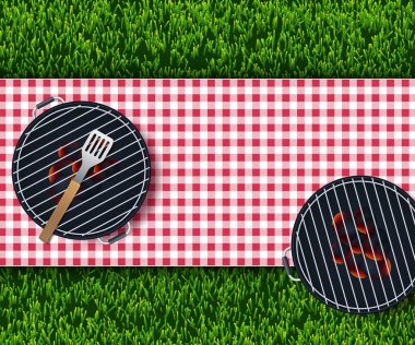 Dekorasyon için boş alan bahçesinde kırmızı ve beyaz masa örtüsü