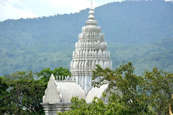 Pagode Branco Localizado Nas Montanhas Noite Uma Névoa Topo Templo — Fotografia de Stock